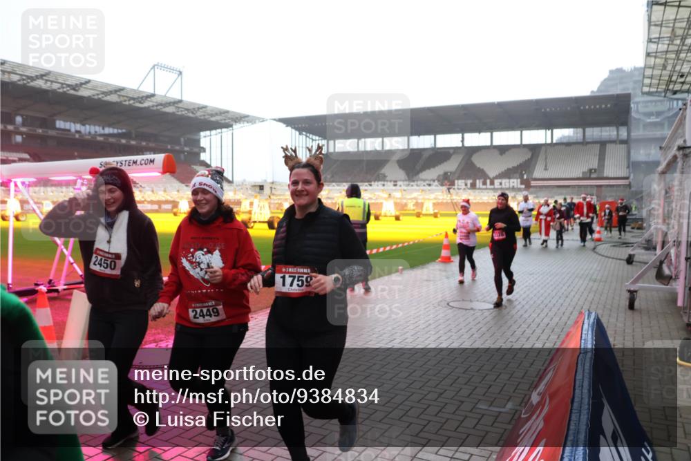 07.12.2025 - St. Pauli X-Mass-Run No. 15 Luisa Fischer http://msf.ph/oto/9384834 07.12.2025 11:31:30 Ziel 2450, 2449, 1759, 1128, 203, 329, 487, 539, 554, 579, 581, 848, 865, 870, 872, 1595, 1755, 2307, 2308, 2311, 2314, 2317, 2319, 2428, 2429, 2430, 2449, 2450, 2492, 2493, 2871, 3181, 3182, 3184, 3238, 3239, 3328, 3352, 3436, 4105 meine-sportfotos.de