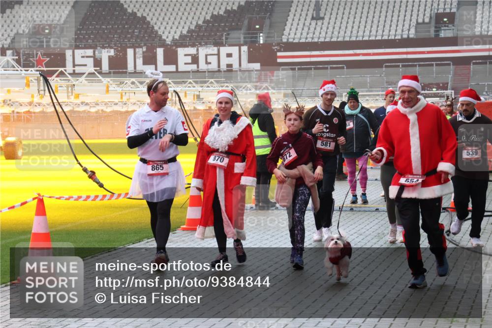 07.12.2025 - St. Pauli X-Mass-Run No. 15 Luisa Fischer http://msf.ph/oto/9384844 07.12.2025 11:31:34 Ziel 865, 870, 872, 18, 581, 550, 539, 203, 329, 331, 487, 539, 554, 579, 581, 848, 865, 870, 872, 1595, 1755, 2017, 2307, 2308, 2311, 2314, 2317, 2319, 2428, 2429, 2430, 2449, 2450, 2492, 2493, 2871, 3181, 3182, 3184, 3238, 3239, 3328, 3352, 3436, 4105 meine-sportfotos.de