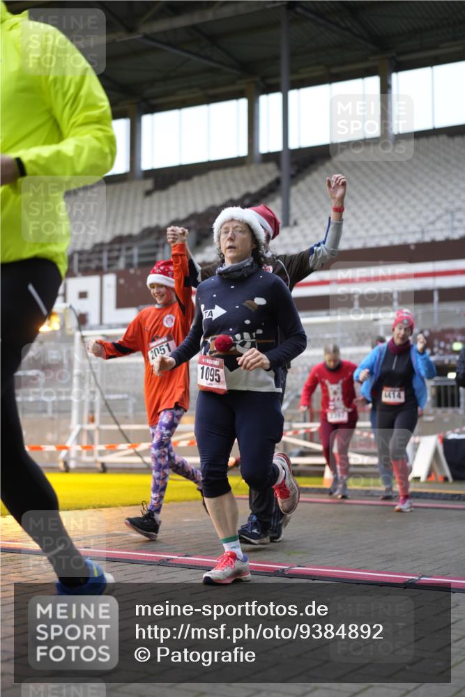 07.12.2025 - St. Pauli X-Mass-Run No. 15 Patografie http://msf.ph/oto/9384892 07.12.2025 10:28:42 Ziel 1095, 1566, 2046, 2051, 2397, 2912, 2913, 3209, 3218, 3377, 4414, 4446, 4449, 4450, 4543, 4544 meine-sportfotos.de