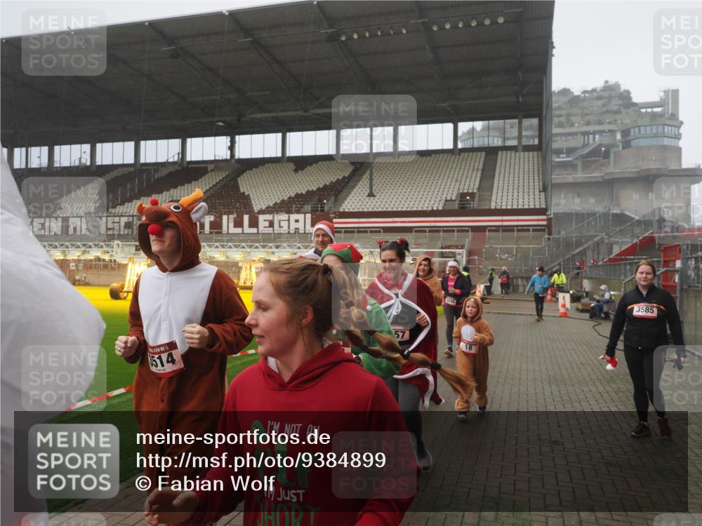 07.12.2025 - St. Pauli X-Mass-Run No. 15 Fabian Wolf http://msf.ph/oto/9384899 07.12.2025 10:12:47 Ziel 9, 18, 938, 2770, 3040, 3428, 3514, 3551, 3557, 3585, 3799, 3834, 3836 meine-sportfotos.de
