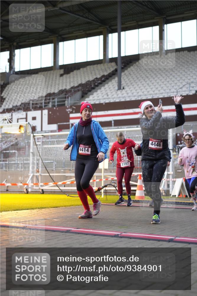 07.12.2025 - St. Pauli X-Mass-Run No. 15 Patografie http://msf.ph/oto/9384901 07.12.2025 10:28:43 Ziel 1095, 1566, 2046, 2051, 2397, 2913, 3209, 4265, 4291, 4414, 4446, 4449, 4450, 4543, 4544 meine-sportfotos.de