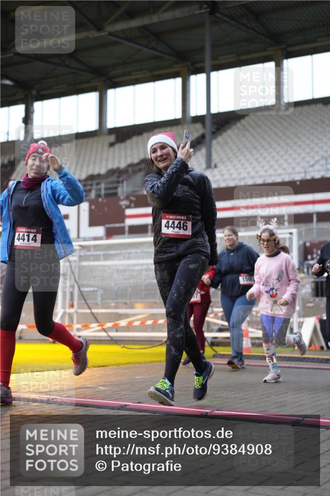 07.12.2025 - St. Pauli X-Mass-Run No. 15 Patografie http://msf.ph/oto/9384908 07.12.2025 10:28:44 Ziel 1095, 1566, 2046, 2051, 2397, 4265, 4291, 4414, 4446, 4449, 4450, 4543, 4544 meine-sportfotos.de