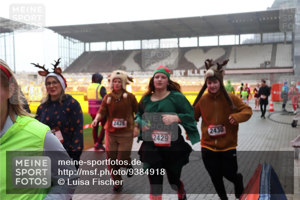 07.12.2025 - St. Pauli X-Mass-Run No. 15 Luisa Fischer http://msf.ph/oto/9384918 07.12.2025 11:31:50 Ziel 2428, 2430, 2429, 203, 329, 331, 1595, 1755, 2017, 2428, 2429, 2430, 2492, 2493, 2587, 2654, 3087, 3181, 3182, 3184, 3238, 3239, 3352, 3436, 3600, 4105 meine-sportfotos.de