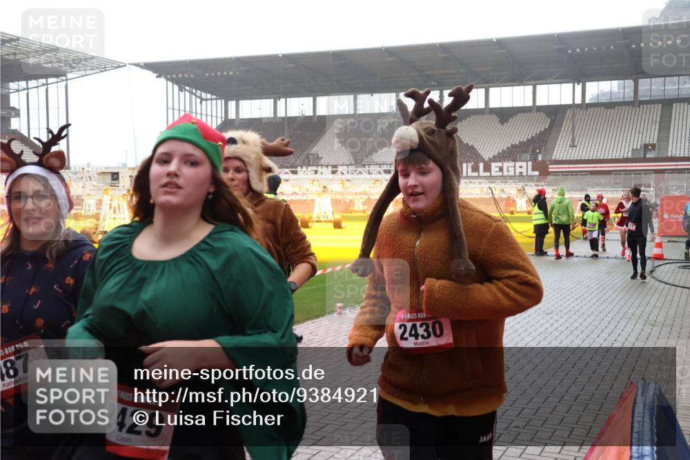 07.12.2025 - St. Pauli X-Mass-Run No. 15 Luisa Fischer http://msf.ph/oto/9384921 07.12.2025 11:31:50 Ziel 15, 87, 2429, 2430, 203, 329, 331, 1595, 1755, 2017, 2428, 2429, 2430, 2492, 2493, 2587, 2654, 3087, 3181, 3182, 3184, 3238, 3239, 3352, 3436, 3600, 4105 meine-sportfotos.de