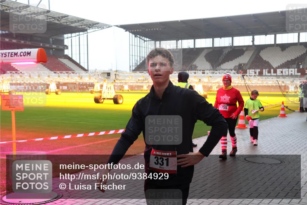07.12.2025 - St. Pauli X-Mass-Run No. 15 Luisa Fischer http://msf.ph/oto/9384929 07.12.2025 11:32:03 Ziel 15, 331, 1755, 331, 1755, 2017, 2048, 2050, 2120, 2428, 2429, 2430, 2492, 2493, 2497, 2523, 2527, 2587, 2654, 2656, 3087, 3181, 3182, 3184, 3238, 3239, 3352, 3436, 3600, 3678, 4105, 4633, 4642 meine-sportfotos.de