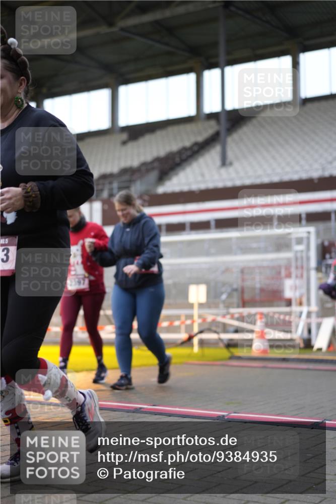 07.12.2025 - St. Pauli X-Mass-Run No. 15 Patografie http://msf.ph/oto/9384935 07.12.2025 10:28:46 Ziel 1095, 1308, 1330, 1566, 2046, 2051, 2397, 4265, 4291, 4414, 4446, 4449, 4450, 4543, 4544 meine-sportfotos.de