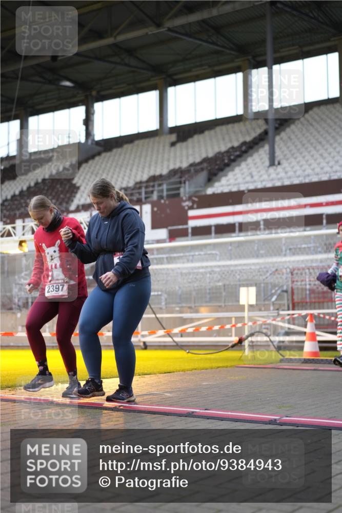 07.12.2025 - St. Pauli X-Mass-Run No. 15 Patografie http://msf.ph/oto/9384943 07.12.2025 10:28:46 Ziel 1095, 1308, 1330, 1566, 2046, 2051, 2397, 4265, 4291, 4414, 4446, 4449, 4450, 4543, 4544 meine-sportfotos.de