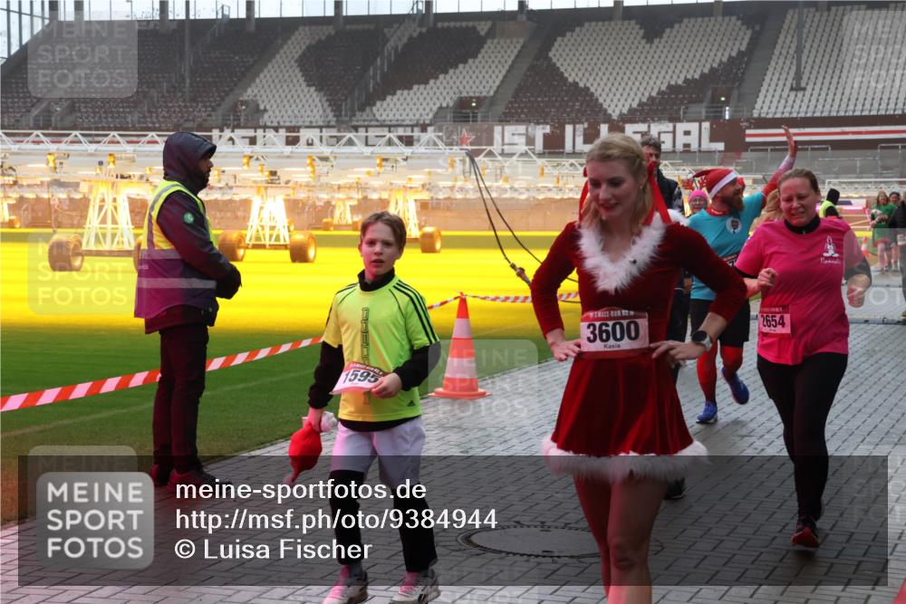 07.12.2025 - St. Pauli X-Mass-Run No. 15 Luisa Fischer http://msf.ph/oto/9384944 07.12.2025 11:32:07 Ziel 1595, 3600, 15, 2654, 331, 1755, 2017, 2048, 2050, 2120, 2428, 2429, 2430, 2492, 2493, 2497, 2523, 2527, 2587, 2654, 2656, 3087, 3181, 3182, 3184, 3238, 3239, 3352, 3436, 3600, 3678, 4105, 4633, 4640, 4642 meine-sportfotos.de