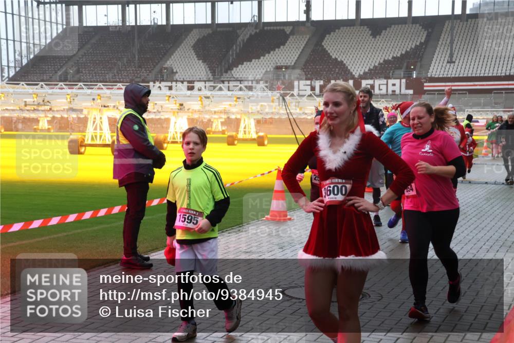 07.12.2025 - St. Pauli X-Mass-Run No. 15 Luisa Fischer http://msf.ph/oto/9384945 07.12.2025 11:32:07 Ziel 1595, 600, 034, 331, 1755, 2017, 2048, 2050, 2120, 2428, 2429, 2430, 2492, 2493, 2497, 2523, 2527, 2587, 2654, 2656, 3087, 3181, 3182, 3184, 3238, 3239, 3352, 3436, 3600, 3678, 4105, 4633, 4640, 4642 meine-sportfotos.de