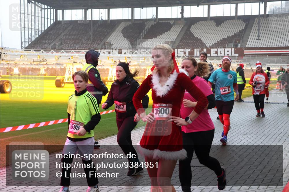 07.12.2025 - St. Pauli X-Mass-Run No. 15 Luisa Fischer http://msf.ph/oto/9384951 07.12.2025 11:32:08 Ziel 15, 1595, 2587, 15, 3600, 3678, 3087, 331, 1755, 2017, 2048, 2050, 2120, 2428, 2429, 2430, 2492, 2493, 2497, 2523, 2527, 2587, 2654, 2656, 3087, 3181, 3182, 3184, 3352, 3600, 3678, 4633, 4640, 4642 meine-sportfotos.de