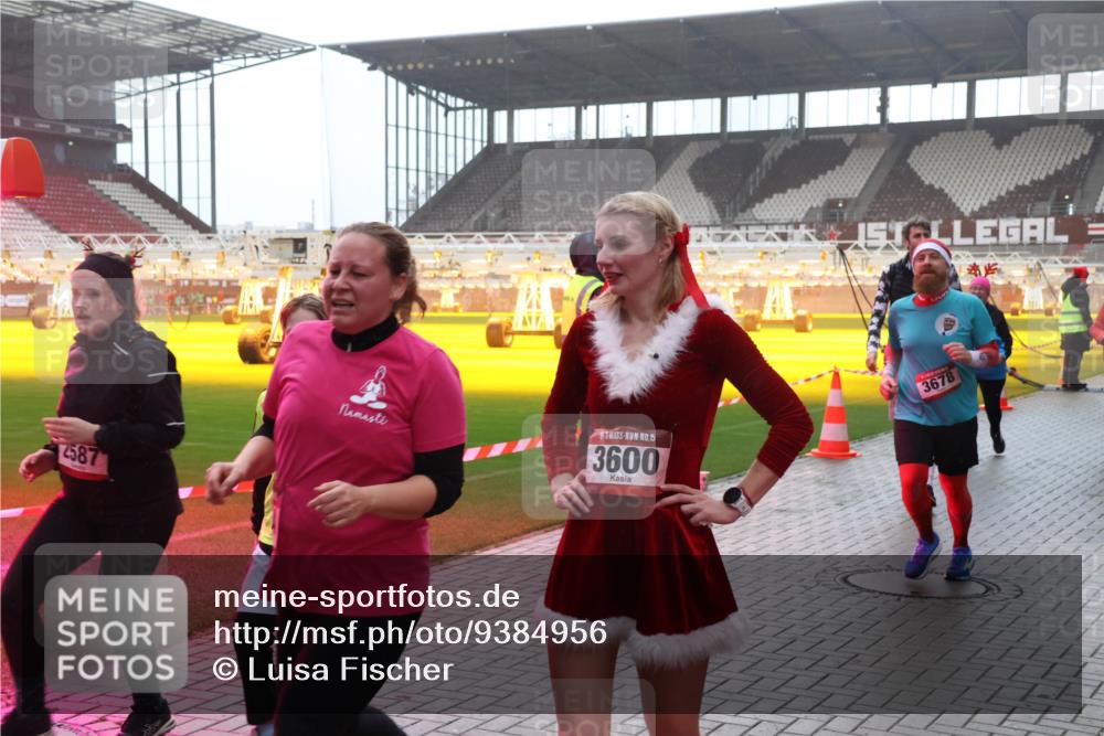 07.12.2025 - St. Pauli X-Mass-Run No. 15 Luisa Fischer http://msf.ph/oto/9384956 07.12.2025 11:32:09 Ziel 2587, 145, 15, 3600, 3678, 331, 1755, 2017, 2048, 2050, 2120, 2428, 2429, 2430, 2492, 2493, 2497, 2523, 2527, 2587, 2654, 2656, 3087, 3181, 3182, 3352, 3600, 3678, 4633, 4640, 4642 meine-sportfotos.de