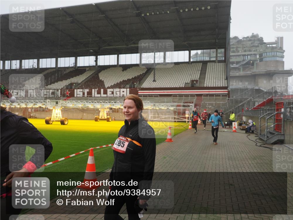 07.12.2025 - St. Pauli X-Mass-Run No. 15 Fabian Wolf http://msf.ph/oto/9384957 07.12.2025 10:12:51 Ziel 9, 18, 80, 938, 2687, 3040, 3428, 3514, 3551, 3557, 3799, 3834, 3836, 4487 meine-sportfotos.de