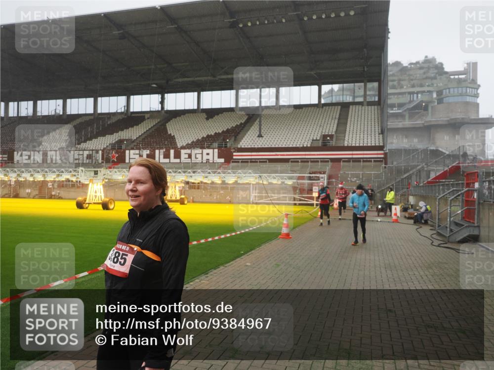 07.12.2025 - St. Pauli X-Mass-Run No. 15 Fabian Wolf http://msf.ph/oto/9384967 07.12.2025 10:12:52 Ziel 9, 18, 80, 938, 2687, 3040, 3428, 3514, 3551, 3557, 3799, 3834, 3836, 4487 meine-sportfotos.de