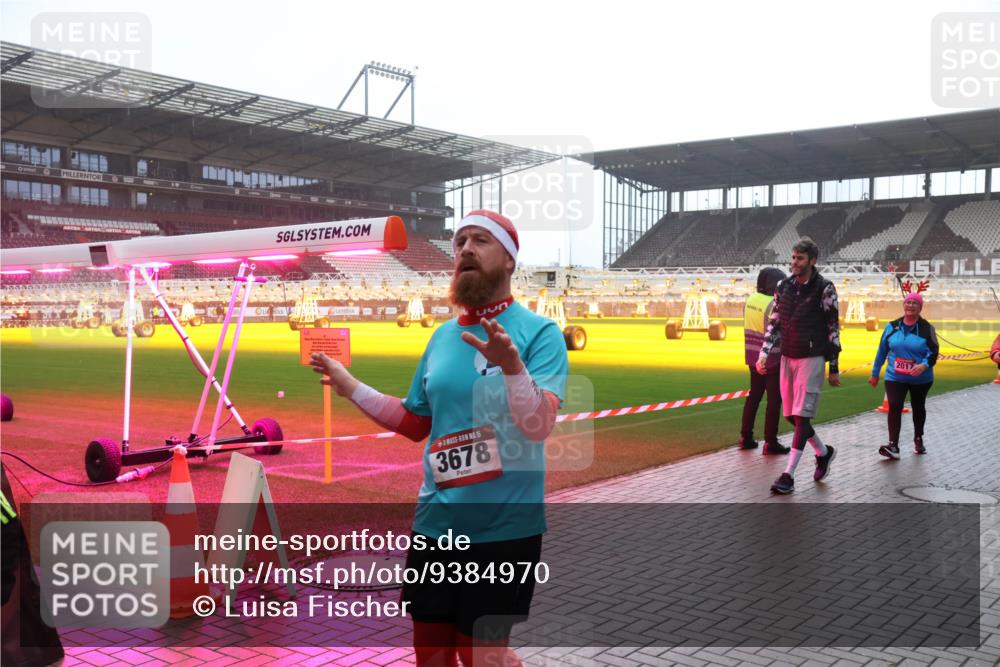 07.12.2025 - St. Pauli X-Mass-Run No. 15 Luisa Fischer http://msf.ph/oto/9384970 07.12.2025 11:32:12 Ziel 15, 3678, 2017, 331, 2017, 2048, 2050, 2120, 2497, 2523, 2527, 2587, 2654, 2656, 3087, 3343, 3600, 3678, 4633, 4640, 4642 meine-sportfotos.de