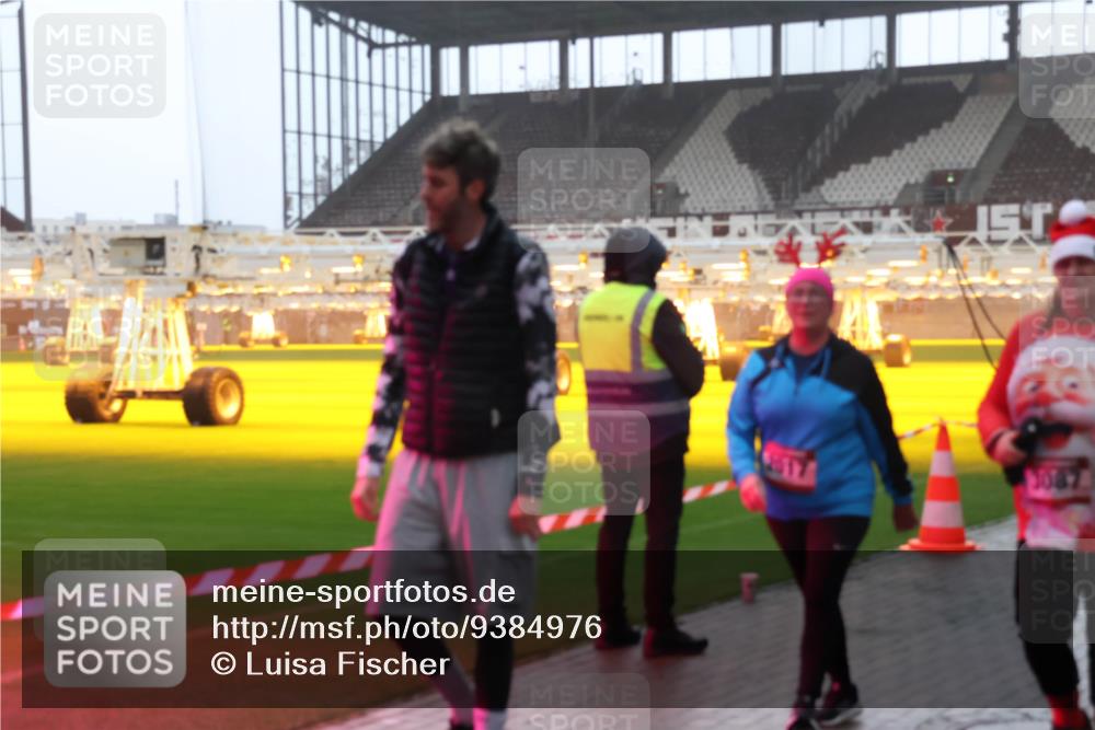 07.12.2025 - St. Pauli X-Mass-Run No. 15 Luisa Fischer http://msf.ph/oto/9384976 07.12.2025 11:32:13 Ziel 1, 2017, 3087, 331, 2017, 2048, 2050, 2120, 2497, 2523, 2527, 2587, 2654, 2656, 3087, 3343, 3600, 3678, 4633, 4640, 4642 meine-sportfotos.de