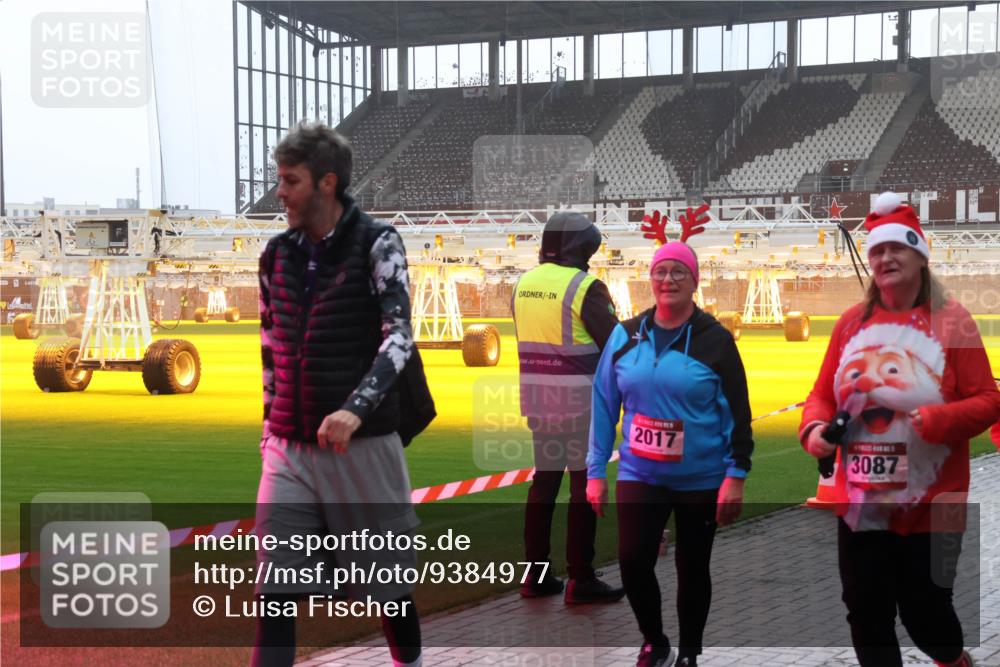 07.12.2025 - St. Pauli X-Mass-Run No. 15 Luisa Fischer http://msf.ph/oto/9384977 07.12.2025 11:32:13 Ziel 2017, 3087, 331, 2017, 2048, 2050, 2120, 2497, 2523, 2527, 2587, 2654, 2656, 3087, 3343, 3600, 3678, 4633, 4640, 4642 meine-sportfotos.de