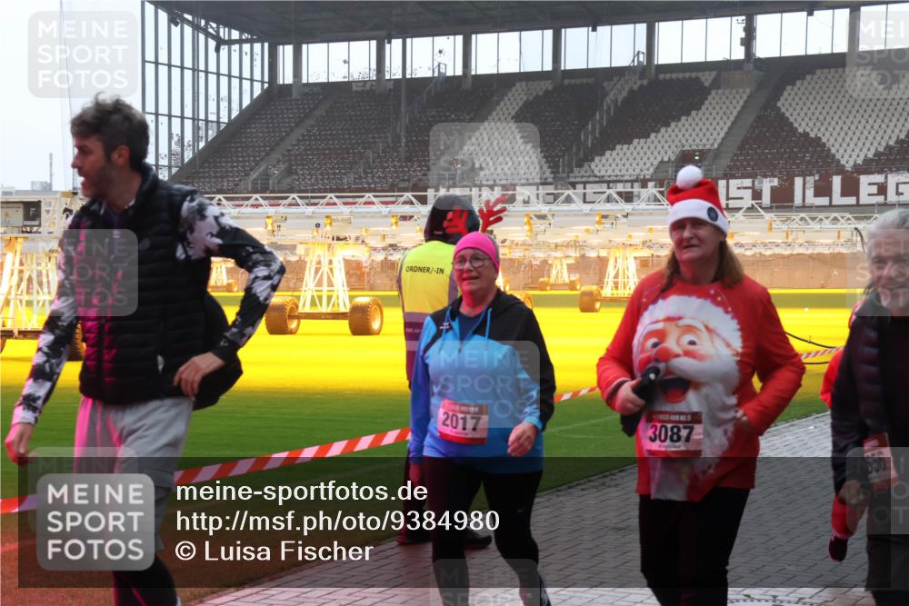 07.12.2025 - St. Pauli X-Mass-Run No. 15 Luisa Fischer http://msf.ph/oto/9384980 07.12.2025 11:32:14 Ziel 2017, 3087, 331, 2017, 2048, 2050, 2120, 2497, 2523, 2527, 2587, 2654, 2656, 3087, 3343, 3600, 3678, 4633, 4640, 4642 meine-sportfotos.de