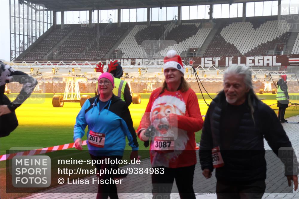 07.12.2025 - St. Pauli X-Mass-Run No. 15 Luisa Fischer http://msf.ph/oto/9384983 07.12.2025 11:32:14 Ziel 2017, 3087, 331, 2017, 2048, 2050, 2120, 2497, 2523, 2527, 2587, 2654, 2656, 3087, 3343, 3600, 3678, 4633, 4640, 4642 meine-sportfotos.de