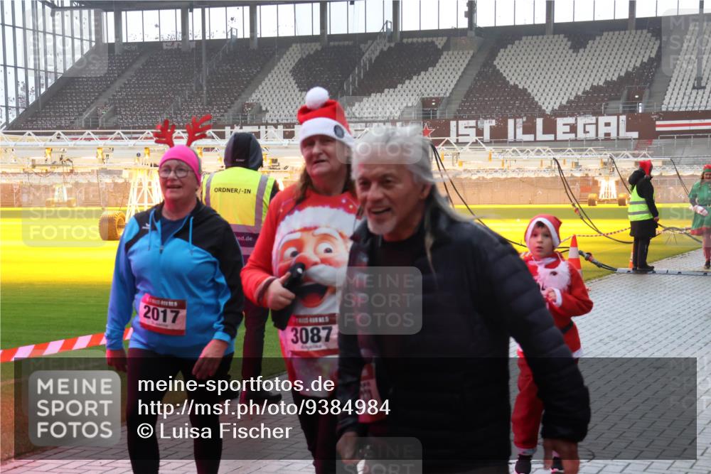 07.12.2025 - St. Pauli X-Mass-Run No. 15 Luisa Fischer http://msf.ph/oto/9384984 07.12.2025 11:32:14 Ziel 2017, 3087, 331, 2017, 2048, 2050, 2120, 2497, 2523, 2527, 2587, 2654, 2656, 3087, 3343, 3600, 3678, 4633, 4640, 4642 meine-sportfotos.de