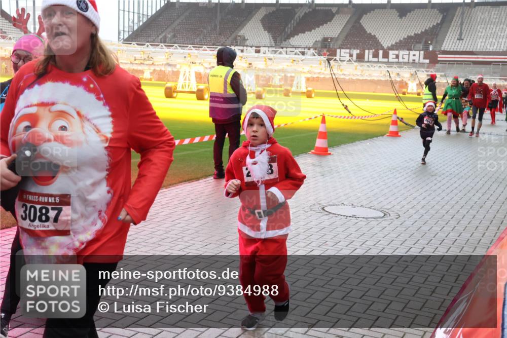07.12.2025 - St. Pauli X-Mass-Run No. 15 Luisa Fischer http://msf.ph/oto/9384988 07.12.2025 11:32:16 Ziel 15, 3087, 3, 2120, 331, 2017, 2048, 2050, 2120, 2497, 2523, 2527, 2587, 2654, 2656, 3087, 3343, 3600, 3678, 4633, 4640, 4642 meine-sportfotos.de