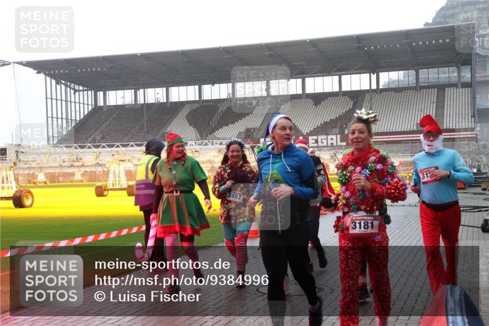 07.12.2025 - St. Pauli X-Mass-Run No. 15 Luisa Fischer http://msf.ph/oto/9384996 07.12.2025 11:32:25 Ziel 2497, 3181, 312, 1081, 2043, 2044, 2048, 2050, 2120, 2497, 2523, 2527, 2587, 2654, 2656, 3087, 3173, 3177, 3343, 3678, 4633, 4640, 4642 meine-sportfotos.de