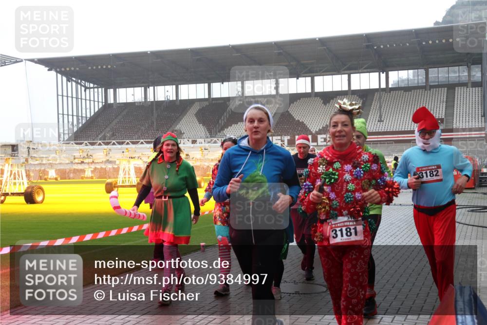 07.12.2025 - St. Pauli X-Mass-Run No. 15 Luisa Fischer http://msf.ph/oto/9384997 07.12.2025 11:32:25 Ziel 5, 3181, 3182, 1081, 2043, 2044, 2048, 2050, 2120, 2497, 2523, 2527, 2587, 2654, 2656, 3087, 3173, 3177, 3343, 3678, 4633, 4640, 4642 meine-sportfotos.de