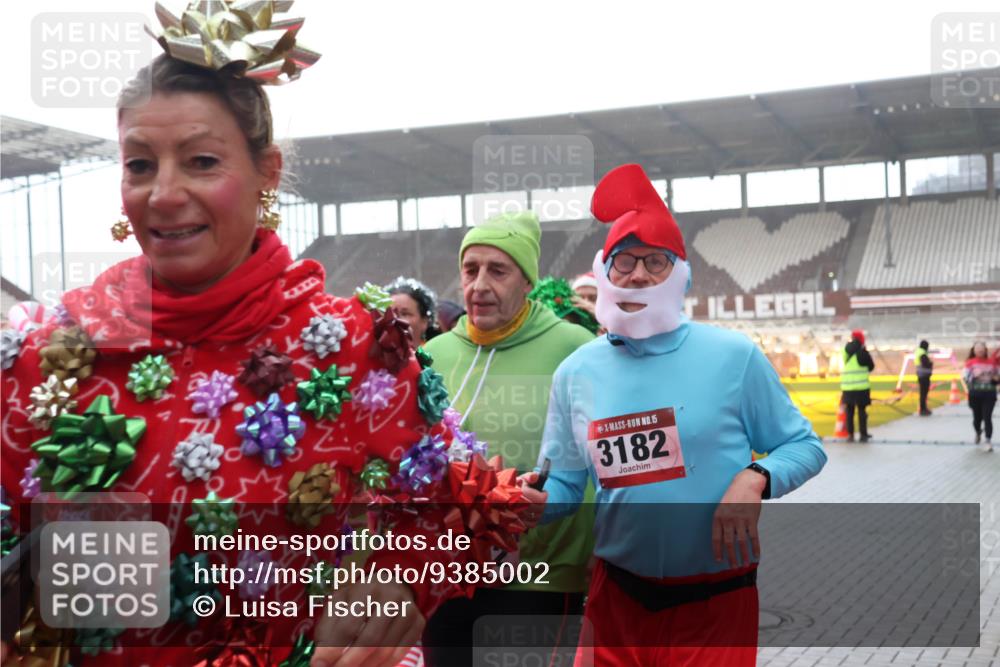 07.12.2025 - St. Pauli X-Mass-Run No. 15 Luisa Fischer http://msf.ph/oto/9385002 07.12.2025 11:32:26 Ziel 15, 3182, 1081, 2043, 2044, 2048, 2050, 2120, 2497, 2523, 2527, 2587, 2654, 2656, 3087, 3173, 3177, 3343, 3678, 4633, 4640, 4642 meine-sportfotos.de
