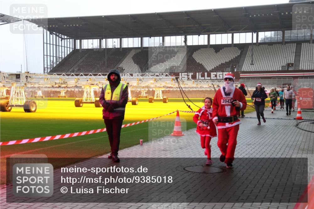 07.12.2025 - St. Pauli X-Mass-Run No. 15 Luisa Fischer http://msf.ph/oto/9385018 07.12.2025 11:32:45 Ziel 2044, 2043, 1081, 1081, 1884, 1886, 1998, 1999, 2000, 2015, 2043, 2044, 2048, 2050, 2120, 2283, 2419, 2595, 3173, 3177, 3343, 4633, 4640, 4642 meine-sportfotos.de