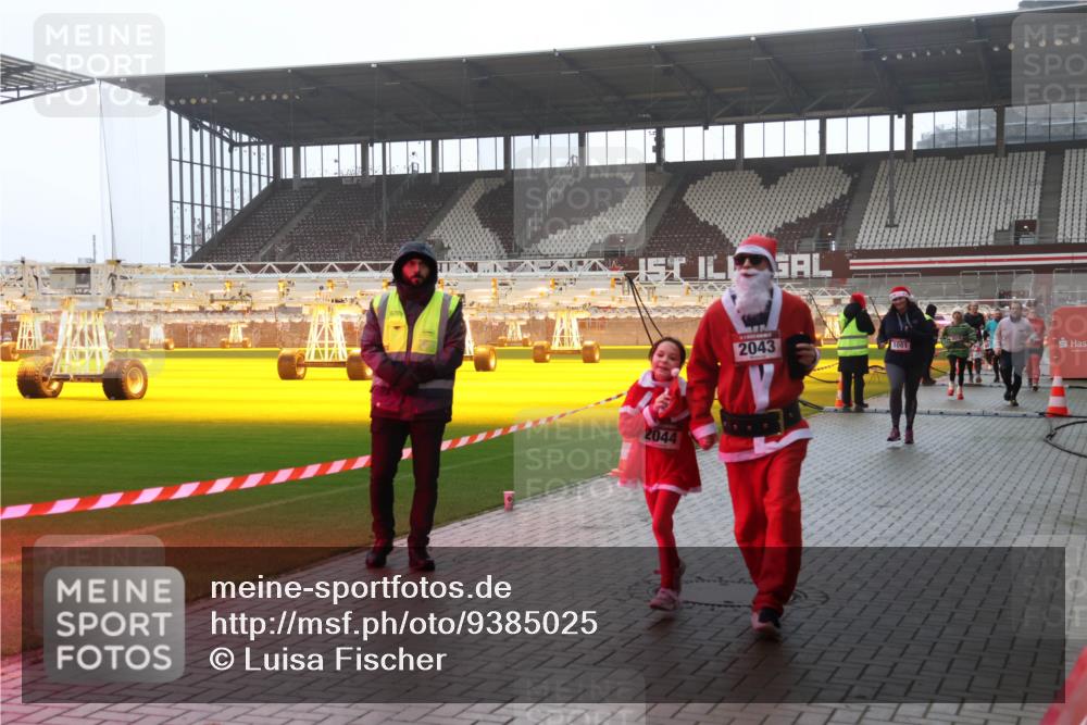 07.12.2025 - St. Pauli X-Mass-Run No. 15 Luisa Fischer http://msf.ph/oto/9385025 07.12.2025 11:32:46 Ziel 670, 2044, 2043, 1081, 1081, 1884, 1886, 1998, 1999, 2000, 2015, 2043, 2044, 2050, 2120, 2283, 2419, 2595, 3173, 3177, 3343, 4633, 4640, 4642 meine-sportfotos.de