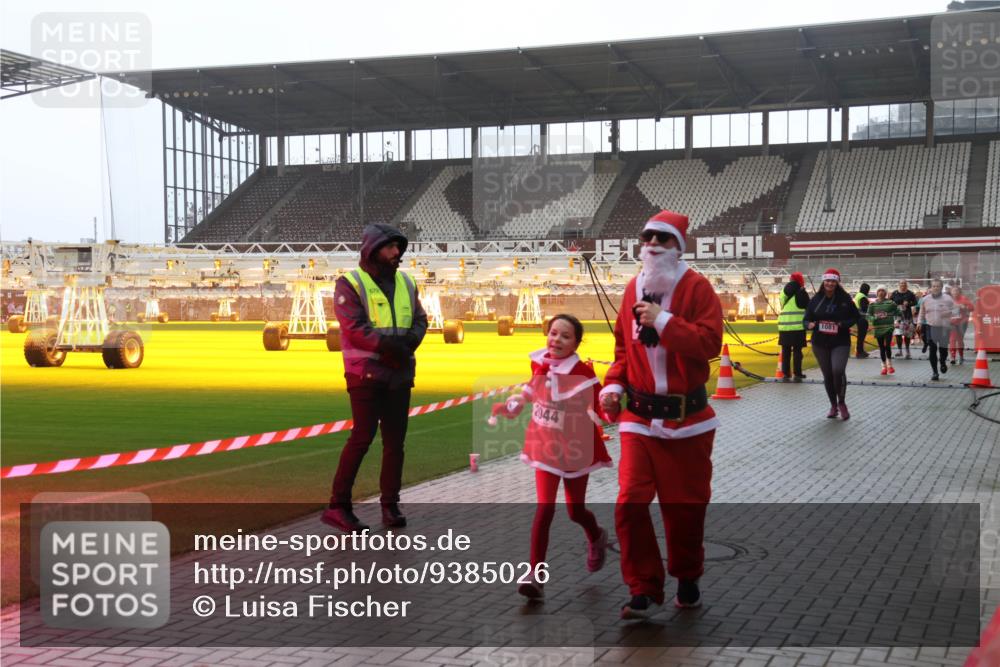 07.12.2025 - St. Pauli X-Mass-Run No. 15 Luisa Fischer http://msf.ph/oto/9385026 07.12.2025 11:32:46 Ziel 2044, 1081, 1081, 1884, 1886, 1998, 1999, 2000, 2015, 2043, 2044, 2050, 2120, 2283, 2419, 2595, 3173, 3177, 3343, 4633, 4640, 4642 meine-sportfotos.de