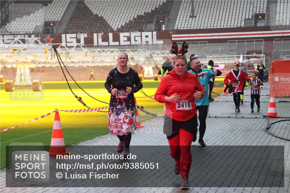 07.12.2025 - St. Pauli X-Mass-Run No. 15 Luisa Fischer http://msf.ph/oto/9385051 07.12.2025 11:32:56 Ziel 2595, 2419, 1884, 1886, 477, 1081, 1884, 1886, 1998, 1999, 2000, 2015, 2043, 2044, 2283, 2419, 2595, 3173, 3177, 3343 meine-sportfotos.de