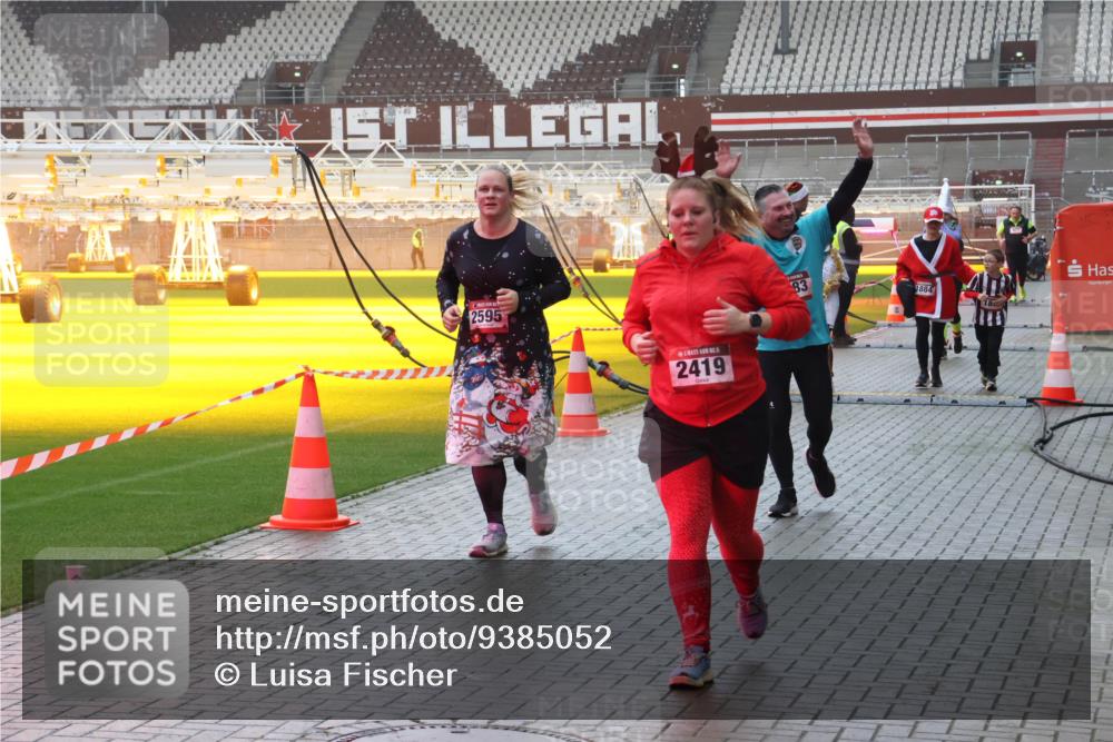 07.12.2025 - St. Pauli X-Mass-Run No. 15 Luisa Fischer http://msf.ph/oto/9385052 07.12.2025 11:32:56 Ziel 2595, 2419, 83, 1884, 477, 1081, 1884, 1886, 1998, 1999, 2000, 2015, 2043, 2044, 2283, 2419, 2595, 3173, 3177, 3343 meine-sportfotos.de