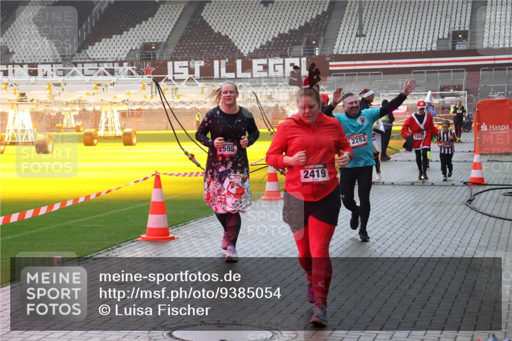 07.12.2025 - St. Pauli X-Mass-Run No. 15 Luisa Fischer http://msf.ph/oto/9385054 07.12.2025 11:32:56 Ziel 2595, 2419, 2283, 9, 1884, 477, 1081, 1884, 1886, 1998, 1999, 2000, 2015, 2043, 2044, 2283, 2419, 2595, 3173, 3177, 3343 meine-sportfotos.de