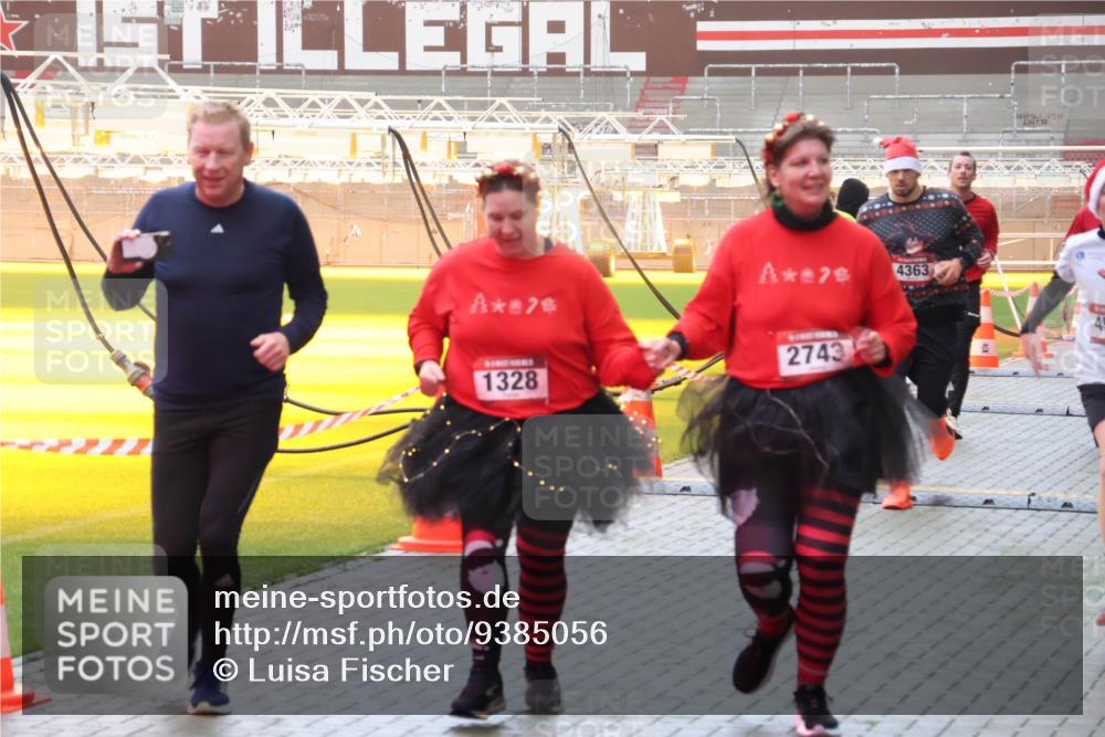 07.12.2025 - St. Pauli X-Mass-Run No. 15 Luisa Fischer http://msf.ph/oto/9385056 07.12.2025 10:16:50 Ziel 7, 1328, 79, 4363, 2743, 394, 1328, 2185, 2266, 2545, 2546, 2743, 4362, 4363, 4510 meine-sportfotos.de