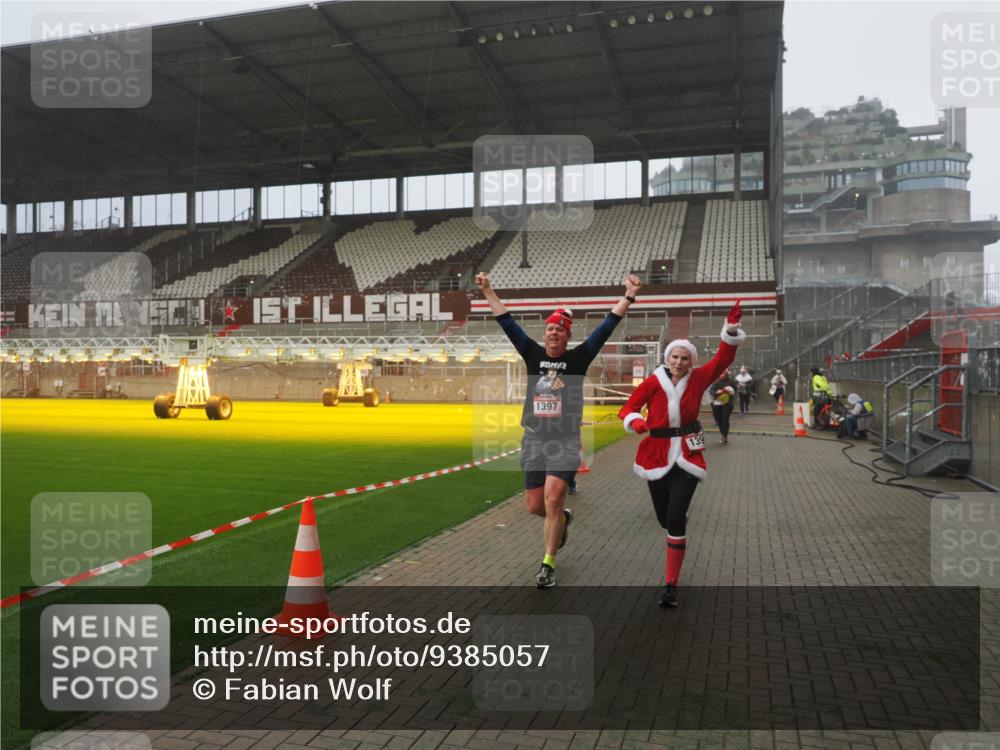 07.12.2025 - St. Pauli X-Mass-Run No. 15 Fabian Wolf http://msf.ph/oto/9385057 07.12.2025 10:13:03 Ziel 80, 938, 1397, 1733, 2687, 2711, 2712, 3588, 4487 meine-sportfotos.de