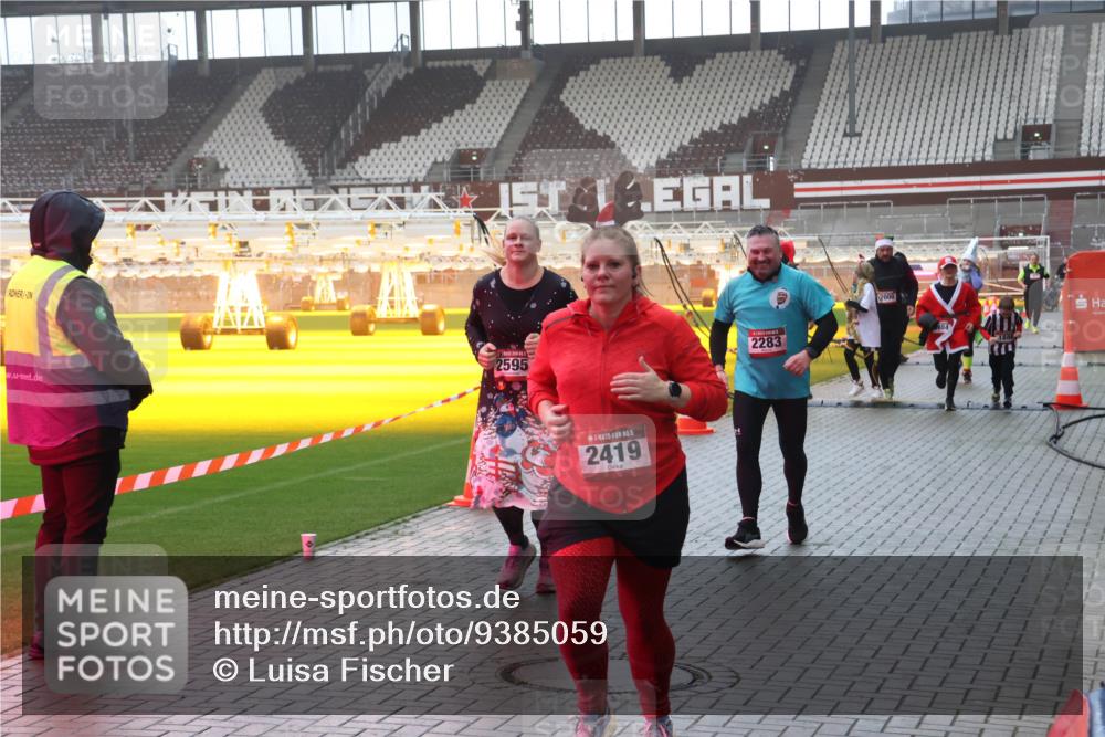 07.12.2025 - St. Pauli X-Mass-Run No. 15 Luisa Fischer http://msf.ph/oto/9385059 07.12.2025 11:32:57 Ziel 2595, 1, 15, 2419, 2283, 2000, 477, 1081, 1884, 1886, 1998, 1999, 2000, 2015, 2043, 2044, 2283, 2419, 2595, 3173, 3177, 3343 meine-sportfotos.de