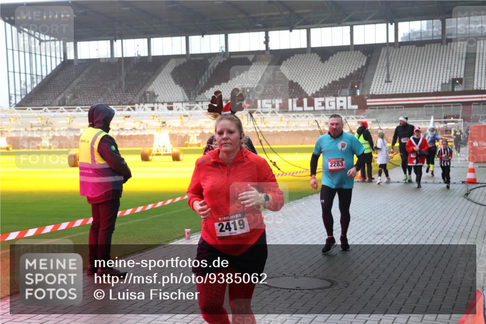 07.12.2025 - St. Pauli X-Mass-Run No. 15 Luisa Fischer http://msf.ph/oto/9385062 07.12.2025 11:32:58 Ziel 15, 2419, 2283, 477, 1081, 1884, 1886, 1998, 1999, 2000, 2015, 2043, 2044, 2283, 2419, 2595, 3173, 3177, 3343 meine-sportfotos.de