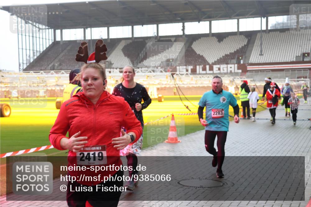 07.12.2025 - St. Pauli X-Mass-Run No. 15 Luisa Fischer http://msf.ph/oto/9385066 07.12.2025 11:32:58 Ziel 15, 2419, 2283, 477, 1081, 1884, 1886, 1998, 1999, 2000, 2015, 2043, 2044, 2283, 2419, 2595, 3173, 3177, 3343 meine-sportfotos.de