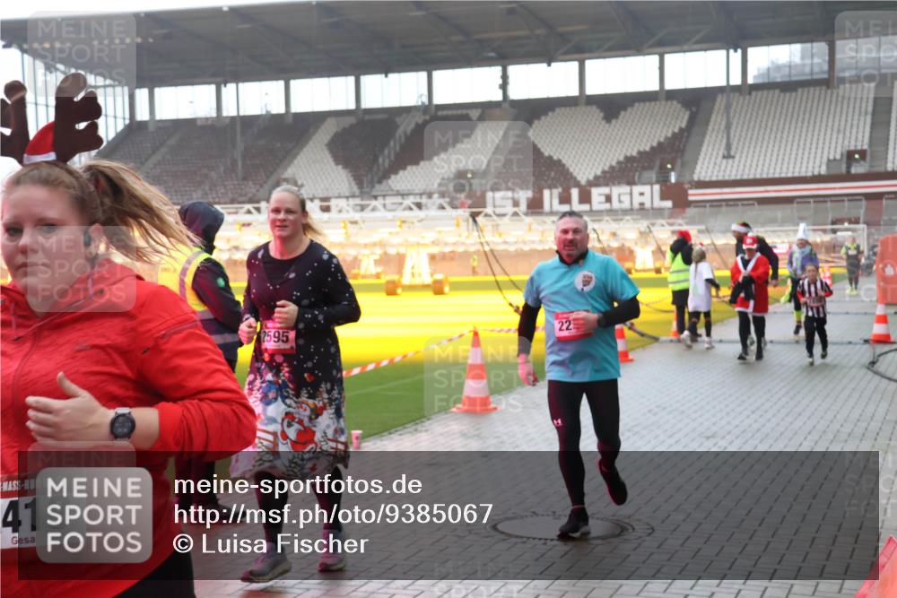 07.12.2025 - St. Pauli X-Mass-Run No. 15 Luisa Fischer http://msf.ph/oto/9385067 07.12.2025 11:32:59 Ziel 15, 419, 2595, 22, 477, 1081, 1884, 1886, 1998, 1999, 2000, 2015, 2043, 2044, 2283, 2419, 2595, 3173, 3177, 3343 meine-sportfotos.de