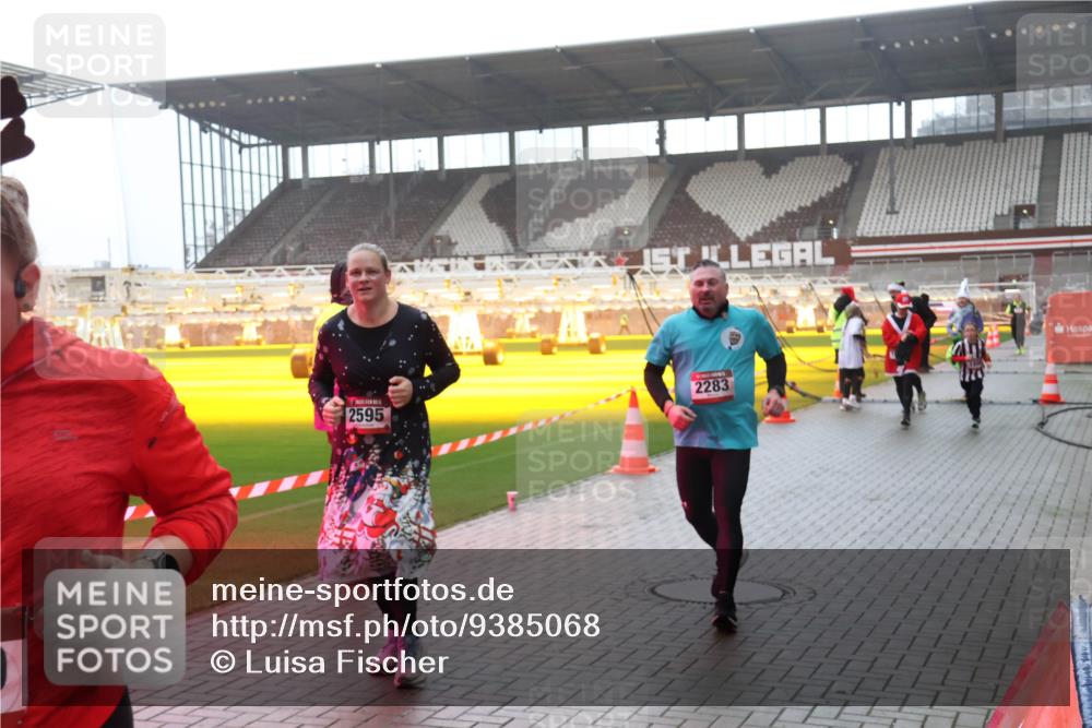 07.12.2025 - St. Pauli X-Mass-Run No. 15 Luisa Fischer http://msf.ph/oto/9385068 07.12.2025 11:32:59 Ziel 2595, 2283, 477, 1081, 1884, 1886, 1998, 1999, 2000, 2015, 2043, 2044, 2283, 2419, 2595, 3173, 3177, 3343 meine-sportfotos.de