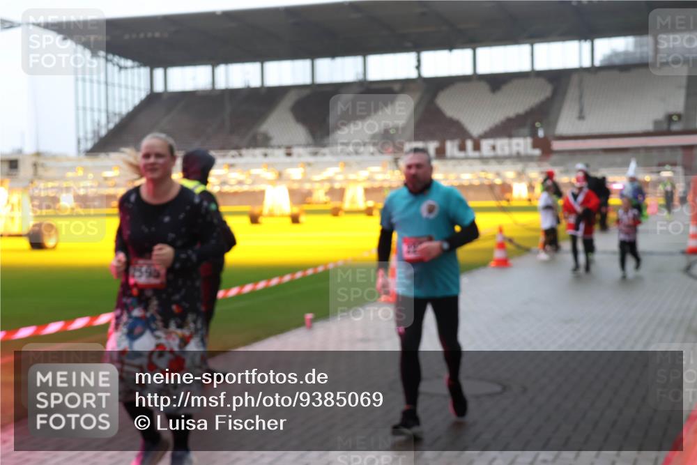 07.12.2025 - St. Pauli X-Mass-Run No. 15 Luisa Fischer http://msf.ph/oto/9385069 07.12.2025 11:32:59 Ziel 477, 1081, 1884, 1886, 1998, 1999, 2000, 2015, 2043, 2044, 2283, 2419, 2595, 3173, 3177, 3343 meine-sportfotos.de