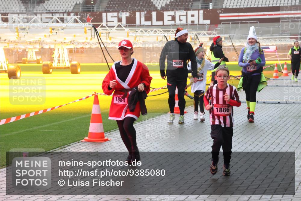 07.12.2025 - St. Pauli X-Mass-Run No. 15 Luisa Fischer http://msf.ph/oto/9385080 07.12.2025 11:33:02 Ziel 1884, 2000, 999, 1998, 1886, 477, 477, 1081, 1884, 1886, 1998, 1999, 2000, 2015, 2043, 2044, 2283, 2419, 2595, 3173, 3177 meine-sportfotos.de
