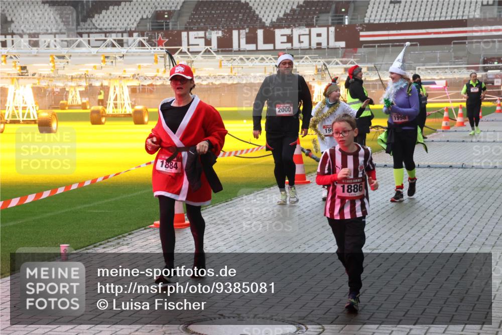 07.12.2025 - St. Pauli X-Mass-Run No. 15 Luisa Fischer http://msf.ph/oto/9385081 07.12.2025 11:33:03 Ziel 1884, 2000, 199, 1998, 1886, 477, 477, 1081, 1884, 1886, 1998, 1999, 2000, 2015, 2043, 2044, 2283, 2419, 2595, 3173, 3177 meine-sportfotos.de
