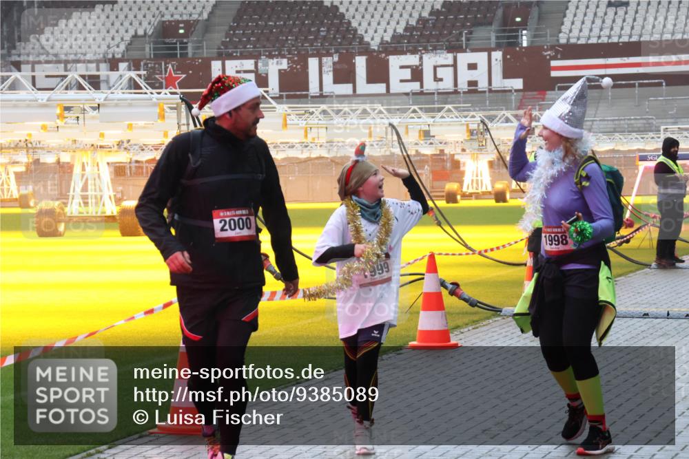 07.12.2025 - St. Pauli X-Mass-Run No. 15 Luisa Fischer http://msf.ph/oto/9385089 07.12.2025 11:33:06 Ziel 2000, 1999, 1998, 477, 1081, 1884, 1886, 1998, 1999, 2000, 2015, 2043, 2044, 2107, 2113, 2283, 2419, 2595, 3173, 3177, 3269, 3271 meine-sportfotos.de