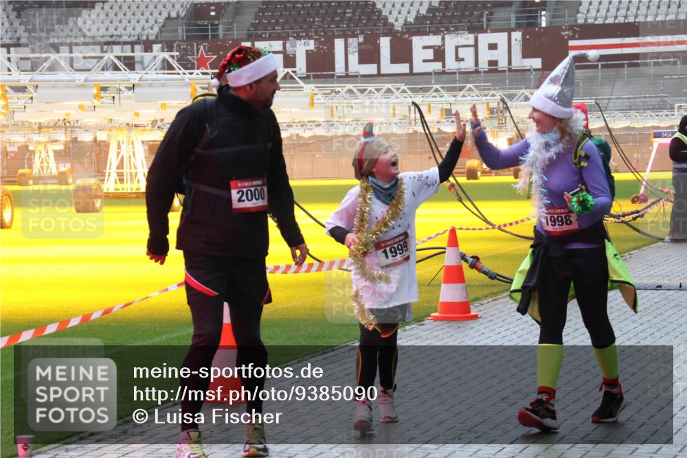 07.12.2025 - St. Pauli X-Mass-Run No. 15 Luisa Fischer http://msf.ph/oto/9385090 07.12.2025 11:33:06 Ziel 2000, 1999, 1998, 477, 1081, 1884, 1886, 1998, 1999, 2000, 2015, 2043, 2044, 2107, 2113, 2283, 2419, 2595, 3173, 3177, 3269, 3271 meine-sportfotos.de