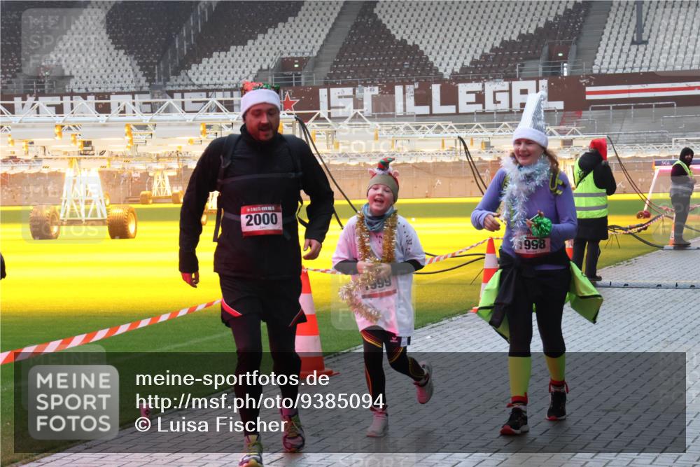 07.12.2025 - St. Pauli X-Mass-Run No. 15 Luisa Fischer http://msf.ph/oto/9385094 07.12.2025 11:33:07 Ziel 2000, 999, 998, 477, 1081, 1884, 1886, 1998, 1999, 2000, 2015, 2043, 2044, 2107, 2113, 2278, 2281, 2282, 2283, 2284, 2419, 2595, 3173, 3177, 3269, 3271 meine-sportfotos.de