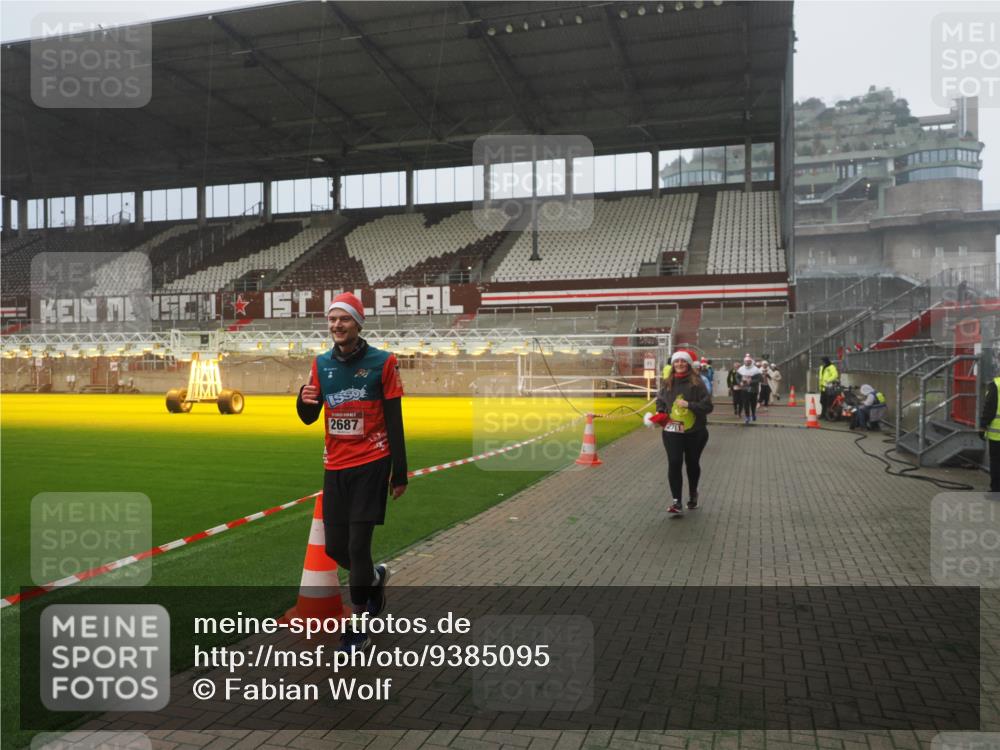 07.12.2025 - St. Pauli X-Mass-Run No. 15 Fabian Wolf http://msf.ph/oto/9385095 07.12.2025 10:13:06 Ziel 80, 1126, 1397, 1733, 2687, 2711, 2712, 3588, 3589, 4487 meine-sportfotos.de