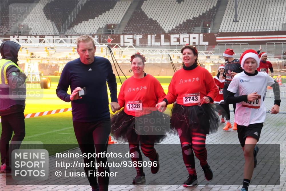 07.12.2025 - St. Pauli X-Mass-Run No. 15 Luisa Fischer http://msf.ph/oto/9385096 07.12.2025 10:16:51 Ziel 1328, 15, 2743, 43, 4363, 4570, 2185, 394, 1328, 2185, 2266, 2545, 2546, 2743, 4362, 4363, 4510 meine-sportfotos.de