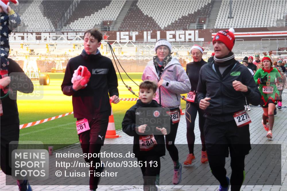 07.12.2025 - St. Pauli X-Mass-Run No. 15 Luisa Fischer http://msf.ph/oto/9385113 07.12.2025 11:33:29 Ziel 2281, 284, 282, 2005, 227, 2016, 662, 321, 477, 977, 1013, 1591, 1998, 2005, 2015, 2016, 2107, 2113, 2278, 2281, 2282, 2284, 2612, 2613, 2614, 2620, 2662, 3039, 3041, 3166, 3169, 3269, 3271 meine-sportfotos.de