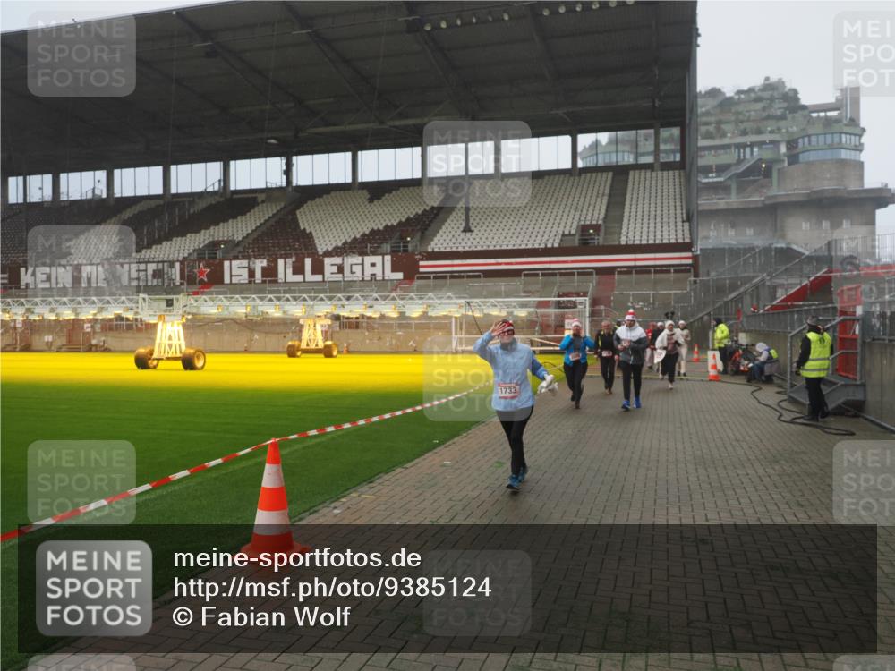 07.12.2025 - St. Pauli X-Mass-Run No. 15 Fabian Wolf http://msf.ph/oto/9385124 07.12.2025 10:13:10 Ziel 80, 1044, 1126, 1397, 1733, 2711, 2712, 3588, 3589, 4081, 4082, 4083, 4487, 4664 meine-sportfotos.de